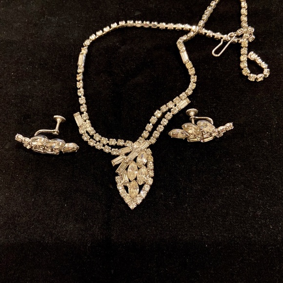 JA11-Vintage Hollywood Regency Rhinestone Necklace & Earrings Set - Picture 6 of 8